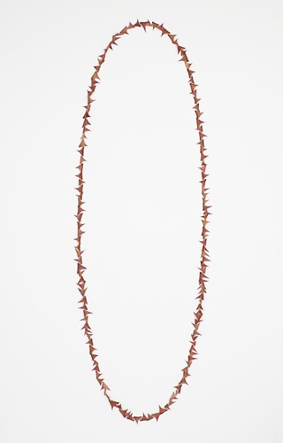 <h7>untitled, 2007, Necklace, Thorns, Gold</h7><br />o.T., 2007, Halsschmuck, Rosendornen, Gold<br /><br />Foto: Mirei Takeuchi