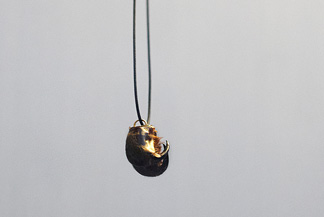 <h7>untitled, 2011, Necklace, Spider’s Fangs, Gold</h7><br />o.T., 2011, Halsschmuck, Giftklauen einer Spinne, Gold<br /><br />Foto: Monika Bender