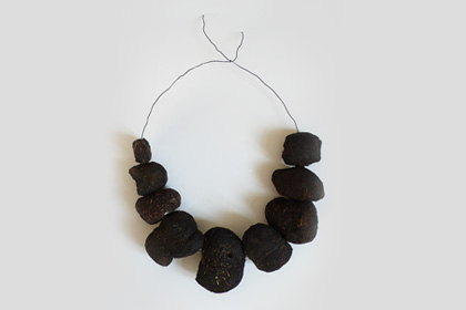 <h7>untitled, 2011, Necklace Horse Manure, Gold</h7><br />o.T., 2011, Halsschmuck, Pferdeäpfel, Gold