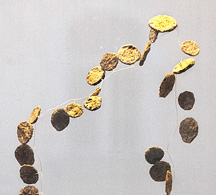 <h7>untitled, 2011, Necklace, Cow Manure, Gold</h7><br />o.T., 2011, Halsschmuck, Kuhdung, Gold<br /><br />Foto: Monika Bender