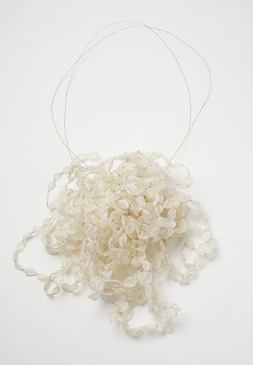 <h7>untitled, 2015 Necklace, Gut, Gold</h7><br />o.T., 2015, Halsschmuck, Darm, Gold<br /><br />Foto: Mirei Takeuchi