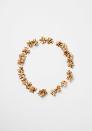 untitled, 2015, Necklace, Seeds of Giant Hogweed, Gold, Silko.T., 2015, Halsschmuck, Herkulesstaude, Gold, Seide